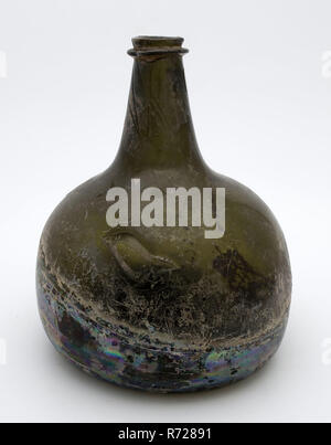 Vase à bulbe oignon, néerlandais, ventre porte-bouteille bouteille en verre, sol trouver cou avec irrégulièrement disposés autour d'aller à enrouler le fil de verre pointu et aplati l'archéologie lèvre élargie Banque D'Images