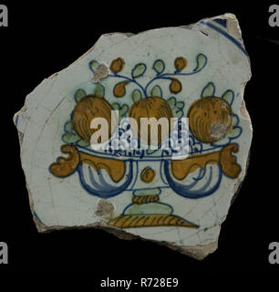 Fragment de l'Assiette de majolique, polychrome, coupe à fruits sur pied avec des raisins et des pommes, la plaque porte-vaisselle en céramique émail faïence sol trouver, au four recouvert de plomb sous glaçure. Archéologie polychromes ornent le service des aliments Banque D'Images