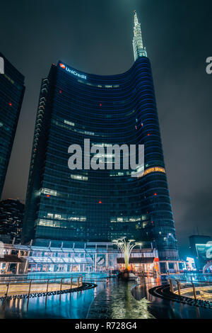 L'UniCredit Tower at night, à Piazza Gae Aulenti, à Milan, Italie Banque D'Images