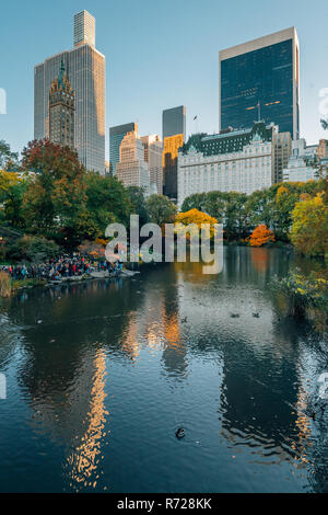 Automne couleur le long de l'étang et les bâtiments à Midtown Manhattan, New York City Banque D'Images