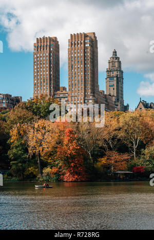 Bâtiments dans l'Upper West Side et la couleur en automne le long du lac, à Manhattan, New York City Banque D'Images