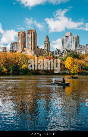 Bâtiments dans l'Upper West Side et la couleur en automne le long du lac, à Manhattan, New York City Banque D'Images