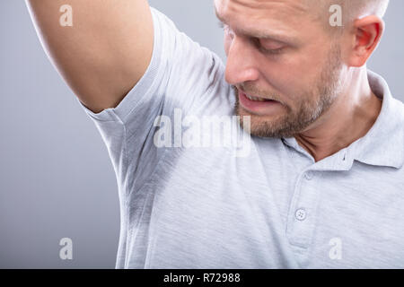 Close-up d'un jeune homme transpiration aisselle mal sous Banque D'Images