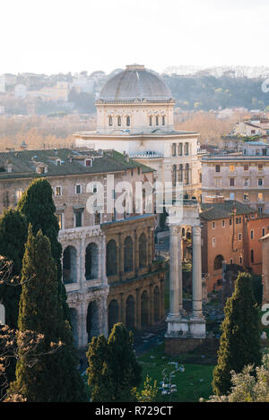 Vue de l'Isola Maggiore di Roma et Marcello Theatre à Rome, Italie Banque D'Images