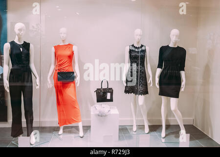 Quatre mannequins debout dans l'affichage de la fenêtre du magasin de vêtements décontractés pour femmes Boutique dans centre commercial. Banque D'Images
