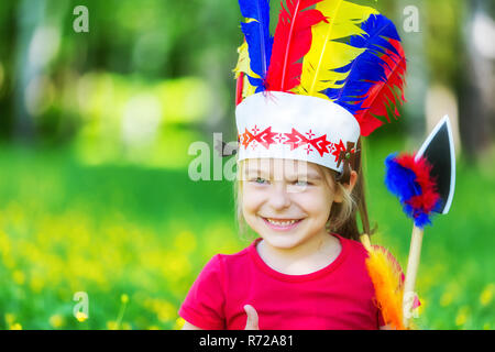 Peu drôle fille jouant native American Banque D'Images