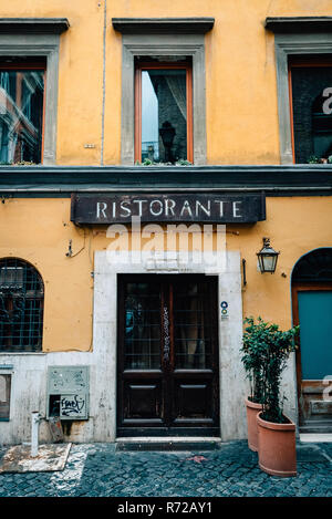 Restaurant sur la Via dell'Arco di S. Calisto, dans le Trastevere, Rome, Italie. Banque D'Images