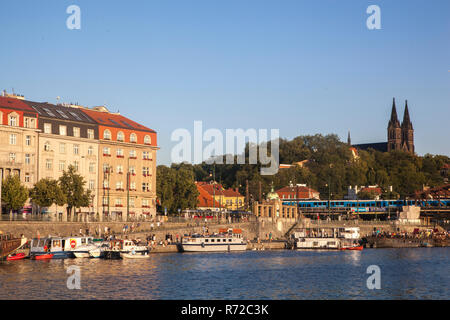 Prague, République tchèque - Le 14 juillet 2018 : la digue de la rivière Vltava appelé Naplavka, où les gens se promener sur la fin d'après-midi. Dans la ba Banque D'Images