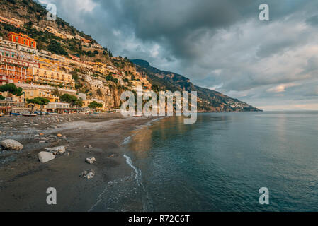 La rive à Positano, sur la côte amalfitaine, en Campanie, Italie Banque D'Images