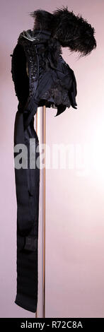 Satin froissé noir pac-cap, capo hat hat chapellerie vêtements femmes satin soie dentelle de coton de verre, plumes d'autruche à 65,0 (sans compter les rubans satin dentelle) liaison côtelé noir textile satin froissé pac-cap décoré de dentelle noire rib-ruban et plumes d'autruche gitten noir moiré perles et noeud papillon ruban bow côtes robe Chapeau de femme Banque D'Images