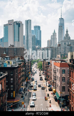 Vue sur Madison Street et du quartier financier de la Pont de Manhattan, dans le Lower East Side, New York City Banque D'Images