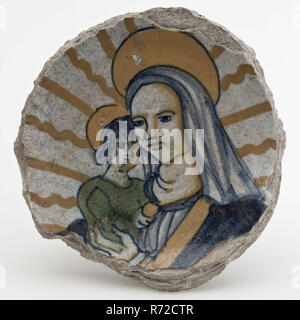 Majolique Fragment lave avec Marie avec le Christ enfant, lave vaisselle Faïence Céramique trouver sol support étain glaze glaçure plombifère de glacis à la main, cuits sous tension 2x Fragment de majolique majolica dish couvre une partie de l'éclat de couleur crème miroir imprime polychrome glaçure plombifère standring arrière servent d'archéologie bible religion Jésus Christ Mary Madonna Banque D'Images