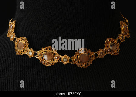 Willem van Aken, bateau, la chaîne d'or bijoux collier accessoires vêtements Vêtements femmes or, or chaîne bateau composé de dix bateaux et 11e voile pour la serrure. Chaque bateau au milieu d'un cabochon ovale serti d'une agate mousse coupe-set fermé par cannetille-travail dans lequel quatre petites pierres à facettes en verre de couleur argent appelé 'coller' sur l'aluminium. Entre les bateaux à six pales de 11 fleurs de cannetille-travailler avec au centre chaque année un peu plus grandes facettes coller lettre S ornent femme Banque D'Images