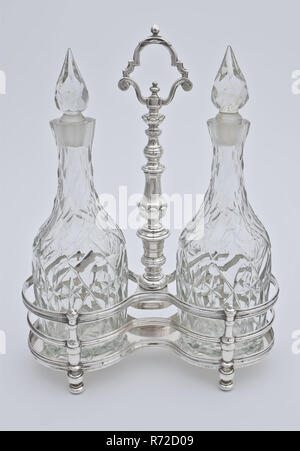 Orfèvre : Hendrik van Beest, argent huile et vinaigre set avec deux cristaux identiques avec deux chapeaux identiques, huile et vinaigre porte-bouteille en verre d'argent ( en verre au plomb), crystal servant Banque D'Images