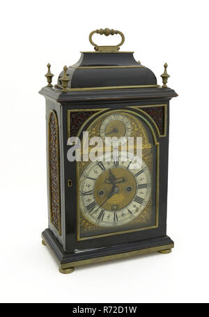 William Gib, tableau noir avec verre en porte avant et porte arrière, horloge à pendule instrument de mesure montre acier laiton bronze bois chêne rectangulaire avec pied textile, armatures et profilés des fanfares tout autour sur quatre en forme de bol renversé avec les jambes en laiton montée sur placard rectangulaire haut et arrière avec porte en verre rectangulaire voûté et dans les coins supérieurs des deux ornements en fines en bois avec motifs floraux et symétrique à l'arrière avec du textile et (maintenant) de renfort en bois. Pièces d'angle en verre et laiton semi-circulaire avec des images jointes à la bois de la porte avec embedded na Banque D'Images