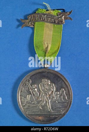 G. Loos, l'indemnisation de la médaille Zuid-Hollandsche Maatschappij tot Redding van Schipbreukelingen à Rotterdam, fondée en 1824, la médaille d'argent médaille de fidélité médaille, vert-blanc-vert ruban avec texte argenté avec ruban ZHM TRV S, sur ruban texte ZHM TRV S sauvetages Rotterdam noyade sauvetage Banque D'Images