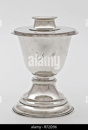 Adrianus Stratenus, coupe d'argent avec l'anglais, l'Église épiscopale liturgique tasse argent porte-bateau, grammes, 389 grammes (ab) coupe d'argent avec base ronde à profil en forme de cloche au-dessus de laquelle découlent fourni avec bague striée profil gravé sur le calice : l'anglais Episcopall Rotterdam Delfshaven Église Pieter de Hoochweg Eglise St Mary church religion cérémonie religieuse Banque D'Images