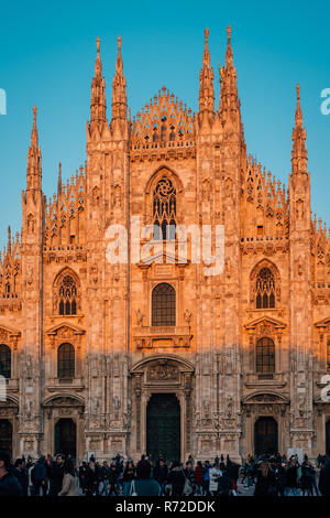 Coucher du soleil la lumière sur le Duomo de Milan, Italie. Banque D'Images