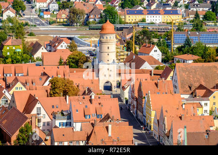 Vue sur les toits de la ville Noerdlingen en Allemagne en été Banque D'Images