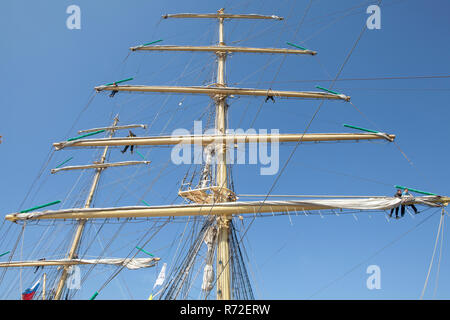 Équipes qui travaillent dans le gréement de deux grands navires durant la course des grands voiliers 2018 à Sunderland Banque D'Images
