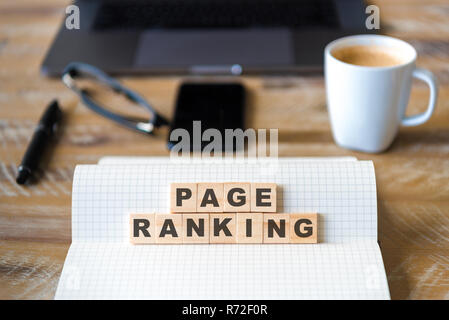 Gros plan sur ordinateur portable sur la table de bois, l'arrière-plan l'accent sur des pièces en bois avec des lettres qui le rang de page text Banque D'Images