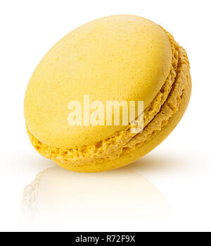 Macarons citron doux isolé sur fond blanc. Chemin de détourage. La profondeur de champ. Banque D'Images