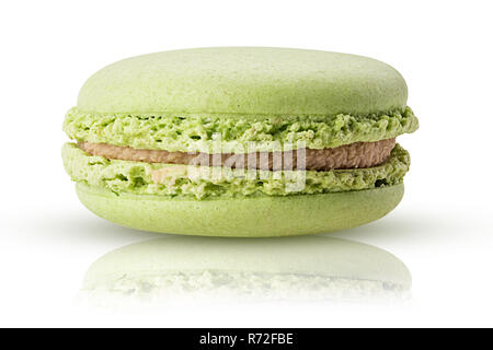 Macarons aux noisettes doux isolé sur fond blanc. Chemin de détourage. La profondeur de champ. Banque D'Images