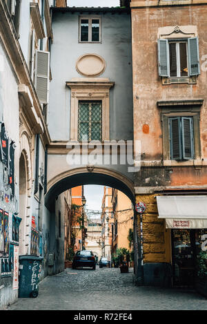 Arch sur Via dell'Arco di S. Calisto, dans le Trastevere, Rome, Italie. Banque D'Images