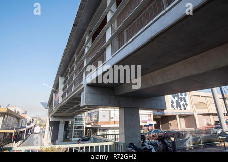 Le 2017 terminé tous les temps pont piétonnier qui rejoint la gare de Hornsby et shopping precinct, en toute sécurité en évitant occupé George St ci-dessous. Banque D'Images