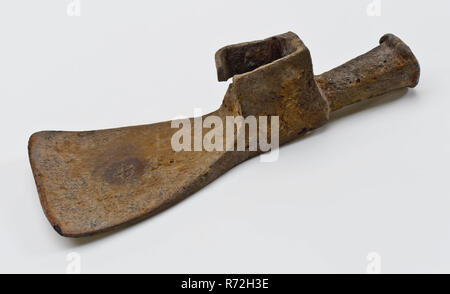 Menuisier à l'attelage avec l'attelage sur un côté et un marteau de l'autre côté, charpentier de l'outil d'attelage attelage trouver la masse de métal en fer forgé, meubles d'attelage haut et tête de marteau de l'autre côté. Siège pour traiter avec ouverture rectangulaire marqué au fond dans la courbure de la lame. Tout autour des traces de l'utilisation excessive : la pointe de la lame est recroquevillée la tête du chien déformé et le siège de la poignée est déchiré sur le dessous de la lame : X ou deux barres croisées dans l'archéologie 500-800 circulaire tunnel ferroviaire Rotterdam l'usinage du bois de construction navale s'artisanat menuisier Banque D'Images