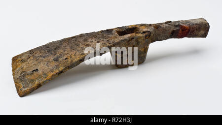 Menuisier à l'attelage avec l'attelage sur un côté et un marteau de l'autre côté, charpentier de l'outil d'attelage attelage trouver la masse de métal en fer forgé, avec attelage haut légèrement courbé et allongée tête marteau. Siège conique lourd pour la tige avec trou rectangulaire archéologie tunnel ferroviaire de Rotterdam pour la transformation du bois de construction navale de plaisance menuisier : découverte du sol rail tunnel Rotterdam. Banque D'Images