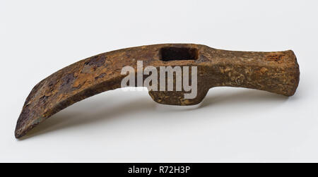 Menuisier à l'attelage avec l'attelage sur un côté et un marteau de l'autre côté, charpentier d'attelage attelage tool kit fer à repasser, sol en métal forgé lourd attelage version avec couvercle légèrement courbé et large tête marteau de l'autre côté. Gros tube de tige de siège avec trou rectangulaire archéologie tunnel ferroviaire Rotterdam modifier la construction navale en bois menuisier artisanat découverte du sol : rail tunnel Rotterdam. Banque D'Images