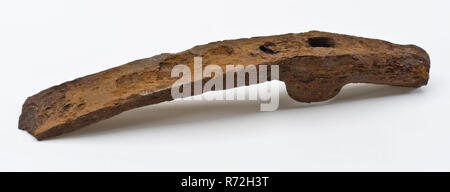 Menuisier à l'attelage avec l'attelage sur un côté et un marteau de l'autre côté, charpentier d'attelage attelage kit outil Trouver la masse de métal forgé, fer d'attelage. Longue lame étroite Hammerhead avec section octogonale. Tube pour le siège de la poignée avec des demi-côtés arrondis tunnel ferroviaire Rotterdam l'archéologie de la construction navale artisanale menuisier bois découverte du sol : tunnel ferroviaire Rotterdam. Banque D'Images
