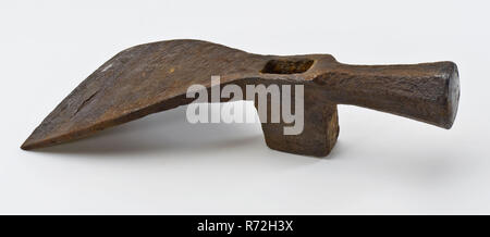 Menuisier à l'attelage avec l'attelage sur un côté et un marteau de l'autre côté, charpentier de l'outil d'attelage attelage trouver sol metal fer forgé, d'attelage. Large lame triangulaire arrondi marteau pièce conique de section octogonale. Tube avec trou rectangulaire pour l'archéologie en acier de tunnel ferroviaire Rotterdam travail du bois de construction navale de plaisance menuisier : découverte du sol rail tunnel Rotterdam. Banque D'Images