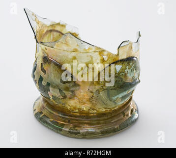 Fragment de pied, base et partie de calice de bulle (coupe conique berkemeier) avec quatre goujons, berkemeier verre à boire des verres de la table en verre du sol forestier titulaire trouver verre h 5,6, soufflées et application en verre en forme de fragment de pied bas et partie de calice de bulle (coupe conique berkemeier) dans la claire lumière verre vert forêt (verre) Pied (stand anneau) est constitué de verre fil enroulé autour de quatre fois. pontilmark sous le fond pointu (2,6 cm). Tige creuse et ouvert en haut et en forme de tonneau est a trois gros clous (l'un manquant). À la transition de trunk Banque D'Images