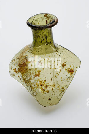 Fragment d'une partie du corps, de la partie de l'épaule, le cou et les lèvres de bouteille, flacon de médicaments porte-bouteille en verre, sol trouver cm - 1,7 cm) avec une position excentrique lèvre aplatie déformés avec bord rabattu, l'archéologie médecine tunnel ferroviaire Rotterdam Sol drogue découverte : tunnel ferroviaire Rotterdam . Banque D'Images