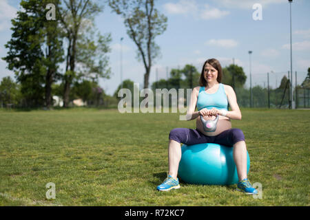 Femme enceinte excercises avec ballon de gymnastique Banque D'Images