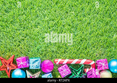 Décoration de Noël on Green grass with copy space Banque D'Images