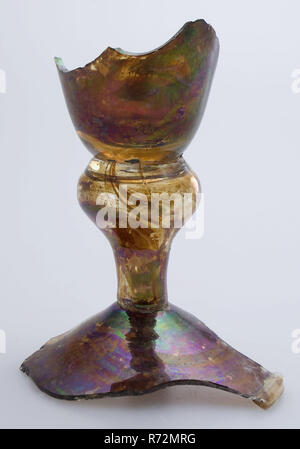 Fragment d'une partie de foot et de tige de goblet, verre à boire des verres de table en verre, sol porteur trouver Fragments soufflé à la main d'une partie de pied de tronc et d'une partie du calice de trois (très similaire) calice verres (5-7) ) en verre incolore clair. Pontil marque en vertu de l'ordre croissant avec un pied légèrement plié bord pied. Marche arrière tige creuse de balustre. Calice lisse en forme de cloche du sol : découverte de l'archéologie trouve lâche s'effondre. Banque D'Images