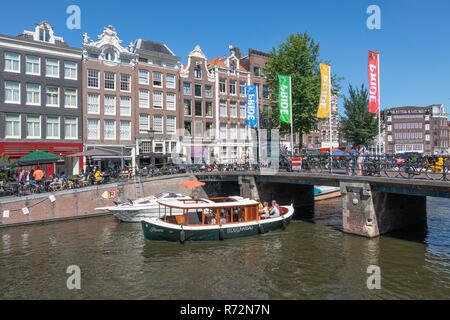Les touristes en voyage touristique en bateau dans les canaux d'Amsterdam lancement Banque D'Images