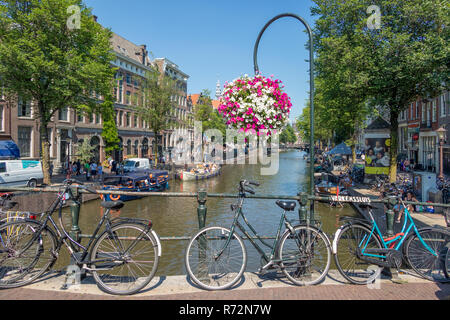 Pont sur canal avec les vélos et les fleurs, Amsterdam, l'Nethelands Banque D'Images