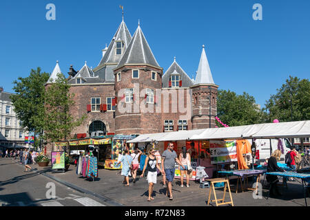 Place Nieuwmarkt avec les gens de visiter un marché, Amsterdam Pays-Bas Banque D'Images