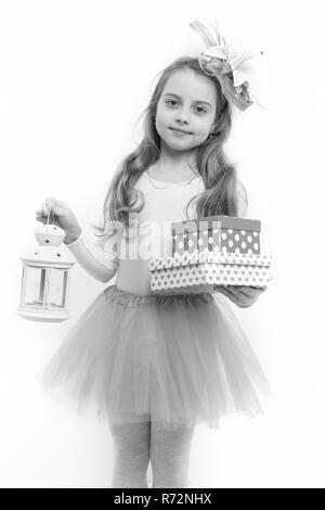 Ballerine fille avec une fleur dans de longs cheveux blonds en rose tutu jupe lanterne en attente et les boîtes isolated on white. Noël, Nouvel An, fête, anniversaire, anniversaire. Boxing day concept Banque D'Images