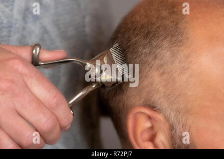 Tondeuses à cheveux antique utilisée pour couper les cheveux d'un homme. Banque D'Images