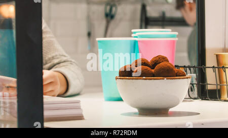Servir un bol plein de truffes au chocolat sur le commander Banque D'Images
