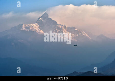 Petit avion voler à la crête sacrée montagne Machhapuchhare queue de poisson, Pokhara, Népal Banque D'Images