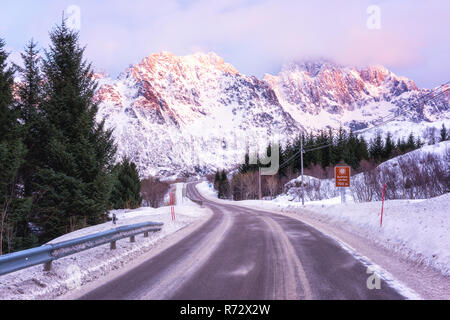 Dans le paysage d'hiver paysage de la Norvège. Chemin le long de la montagne, les îles Lofoten route Lofast E10 Banque D'Images