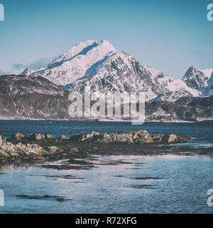 Paysage d'hiver paysage dans la nature sauvage du Nord canadien, la Norvège, îles Lofoten, rocheuses avec vue sur la mer Côte et Ciel bleu Banque D'Images
