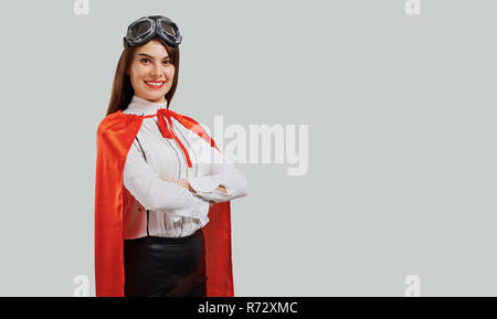 Femme officielle en manteau rouge et verres Banque D'Images