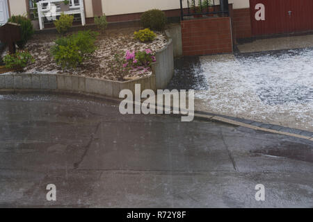 Les grêlons sur la route de grêle Banque D'Images